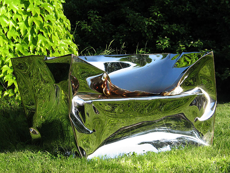 Kunst für den Garten aus spiegelpoliertem Edelstahl. Unverwechselbar im Gahr-Stil gefertigt. Die verzogenen Flächen refektieren die Umwelt.