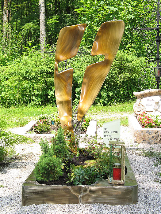 Modernes Grabdenkmal aus Bronze