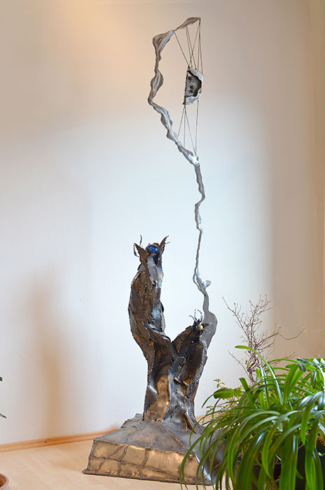 Vegetativ anmutended Skulptur aus Stahl mit Schweißlinien überwuchert