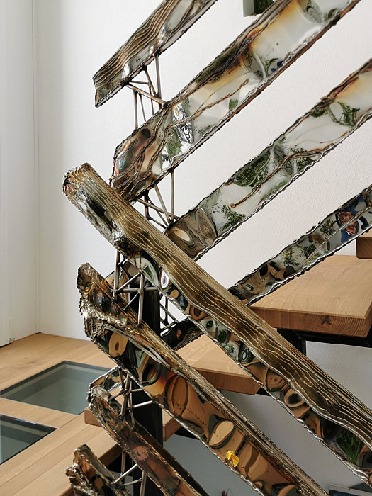 Modernes Treppengeländer aus spiegelpoliertem Edelstahl